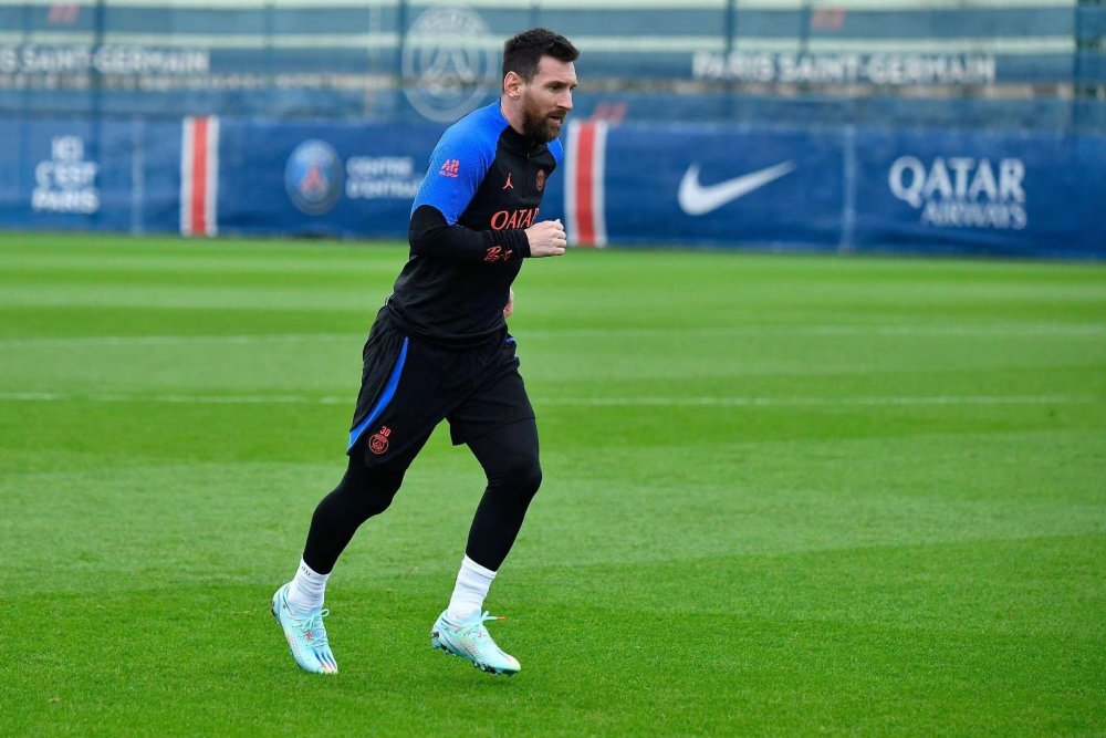 梅西穿adidas普通款球鞋训练他的世界杯金色战靴被老婆收藏了