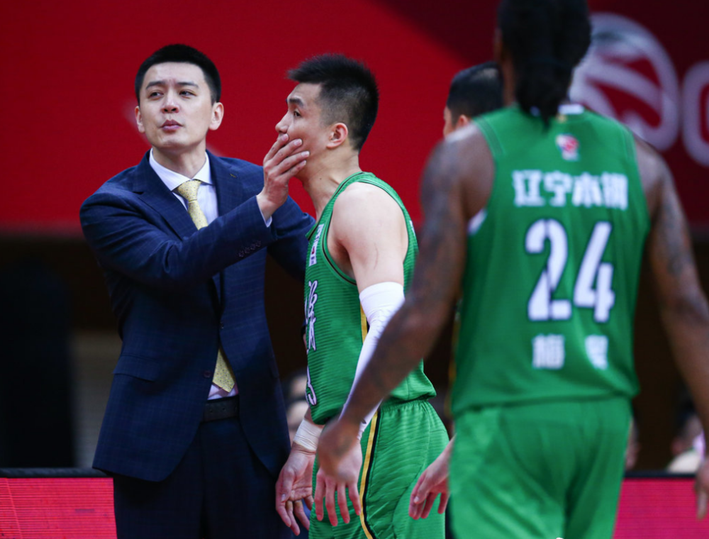 郭艾伦和杨鸣1v1单挑郭艾伦不给主帅留面子杨鸣搂着助教笑了