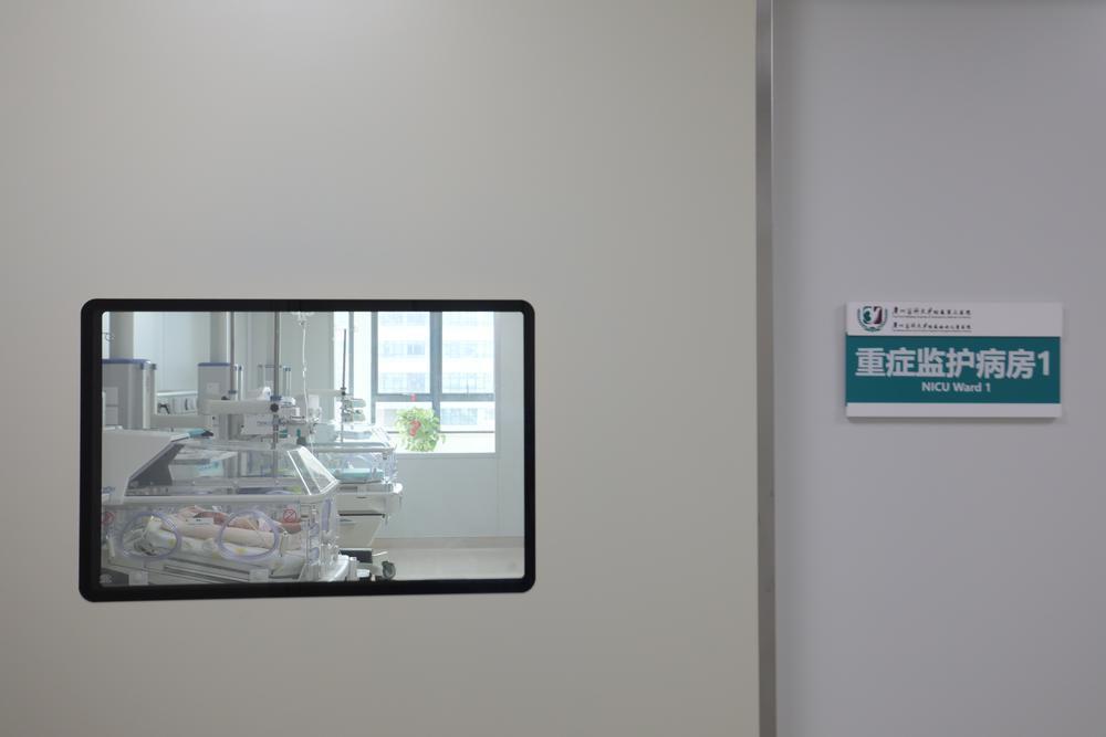 "吴繁介绍,层流病房又称"无菌仓",是一个全环境保护隔离的区域,通过