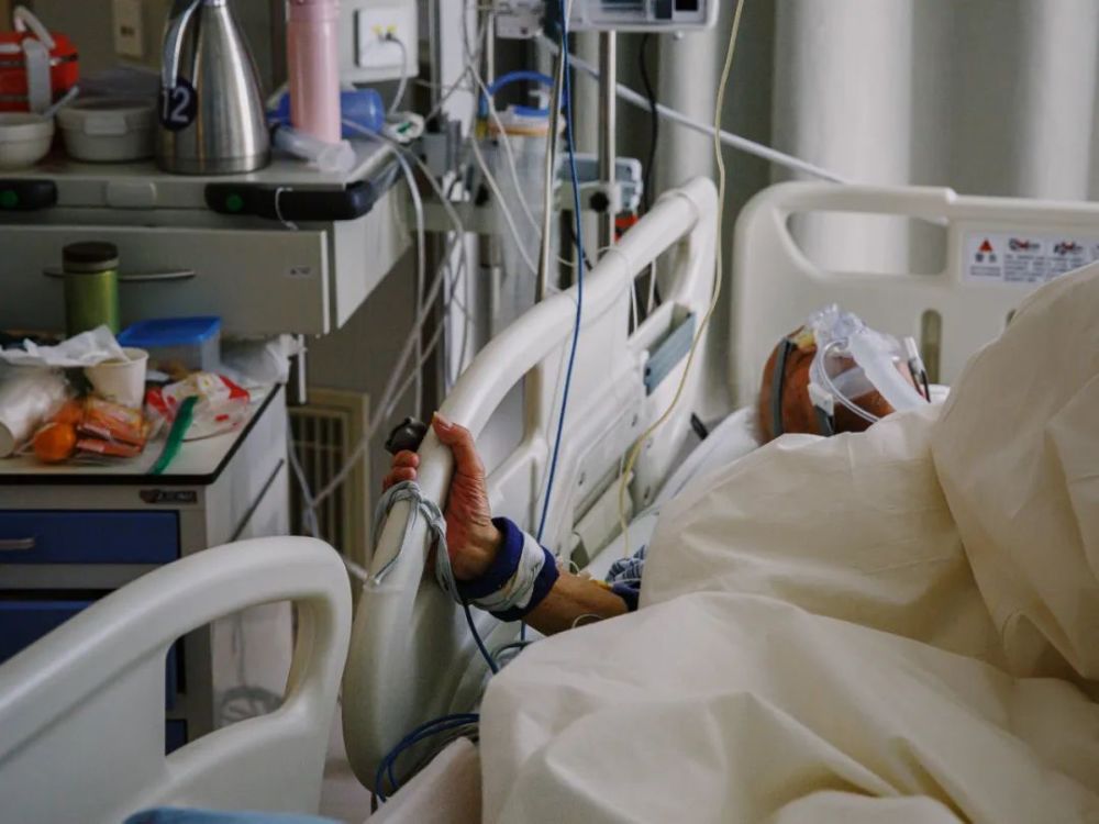 多图直击:重症病房里的"生死时速"_腾讯新闻