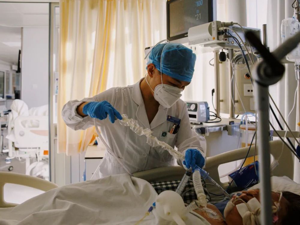 多图直击:重症病房里的"生死时速"_腾讯新闻