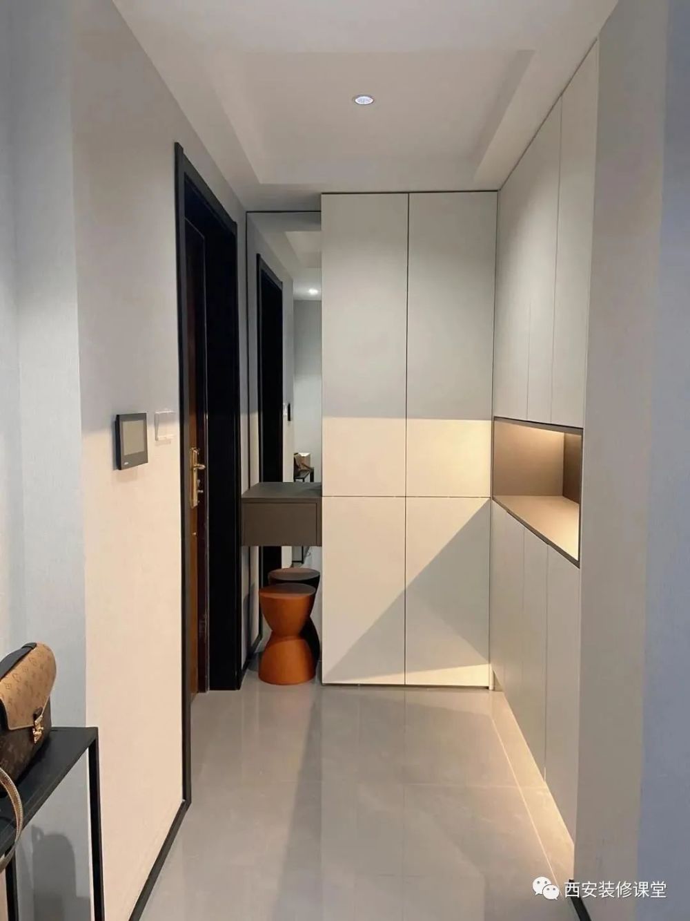 同时兼顾了进门的玄关遮挡,满足空间的迂回▲入户转角鞋柜,悬空设计