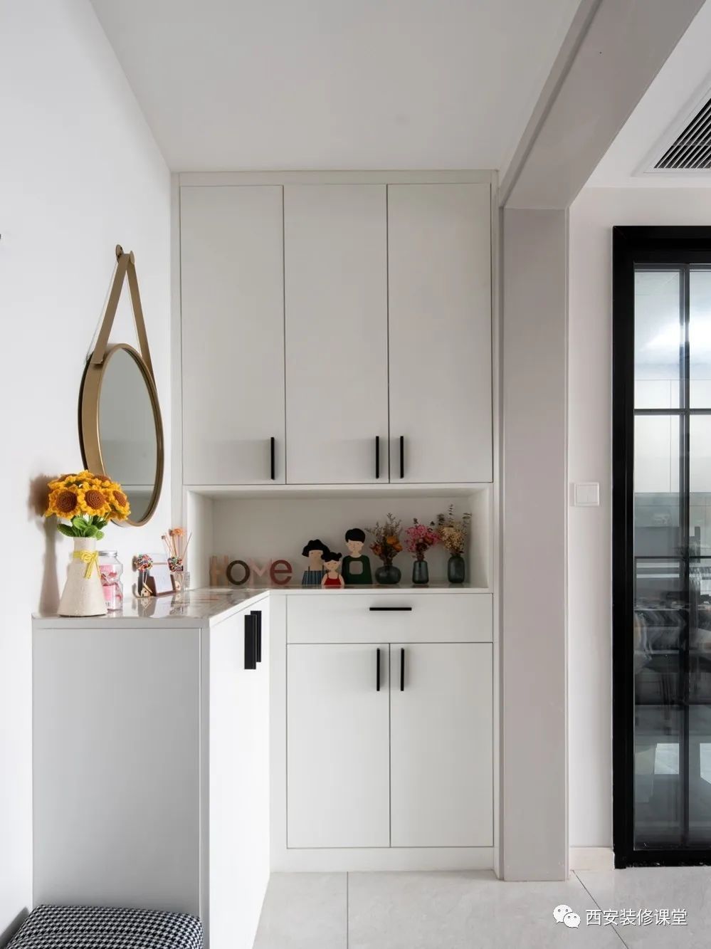 入户转角定制鞋柜,高低柜布局弱化压抑感,同时门口满足了换鞋凳的