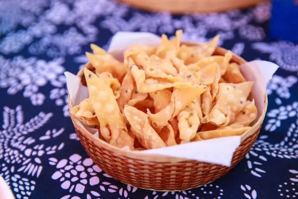 有畲乡棍凳,竹竿舞,五步拳,七步拳,大回拐棍等富含畲族特色的武术