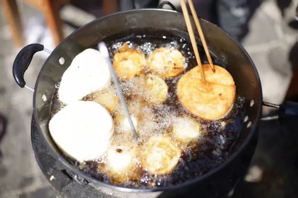 有畲乡棍凳,竹竿舞,五步拳,七步拳,大回拐棍等富含畲族特色的武术