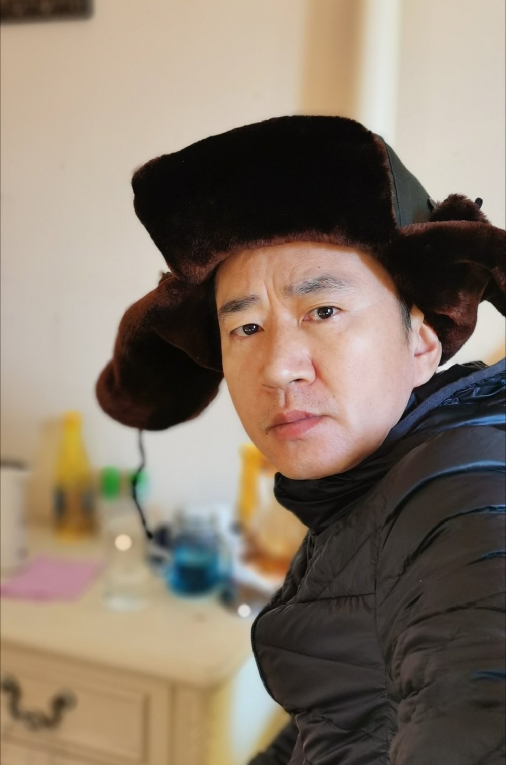 演员李嘉明批电视收费乱象,想看内容要单独付费,三年电视成摆设_腾讯