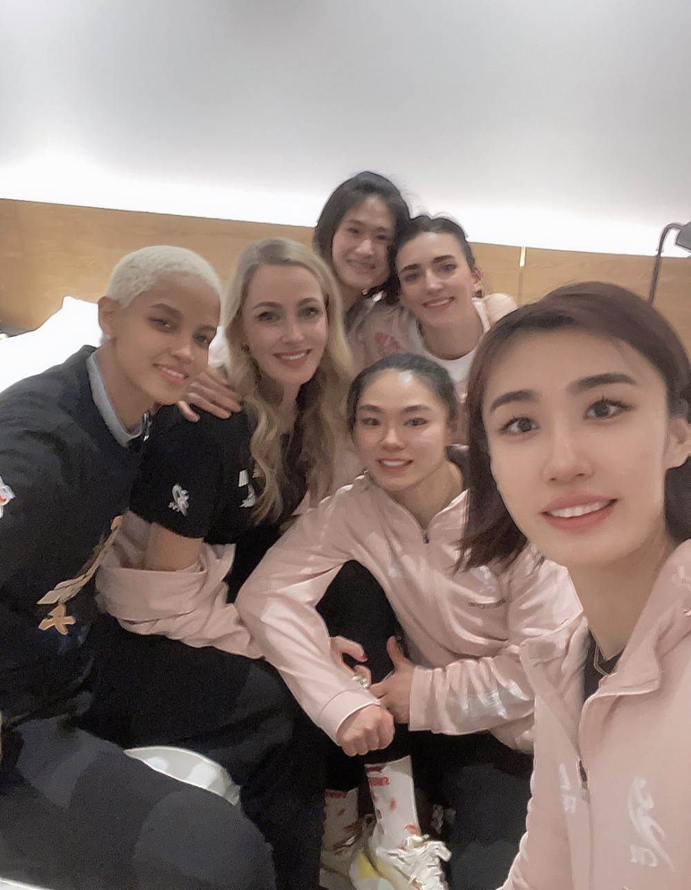 夺冠后李盈莹回家陪家人!