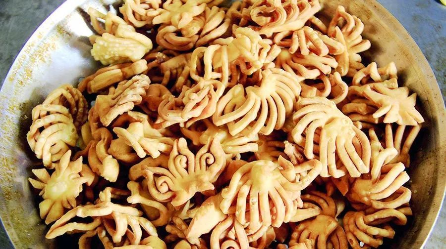平凉各地过年油炸的花果子平凉油炸馓子平凉荞面油饦在甘肃平凉面食还