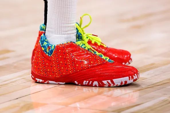 格兰特上脚:表哥的第8代签名鞋adidas dame 8 pe开拓者的利拉德上脚