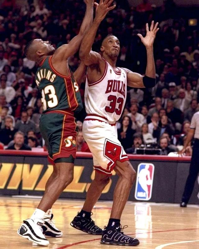 ▼ 皮蓬上脚 nike air more uptempo作为 nba 传奇球星皮蓬的战靴