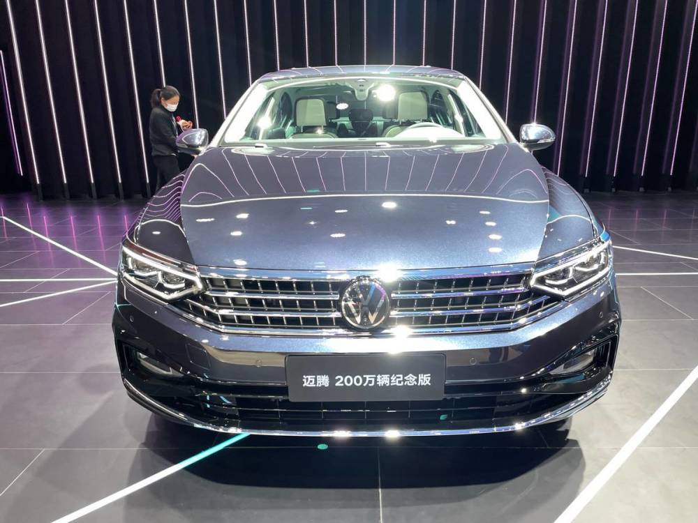 迟到的新款迈腾车展实拍大众迈腾200万辆纪念版较老款有何变化