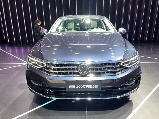 迟到的新款迈腾,车展实拍大众迈腾200万辆纪念版,较老款有何变化