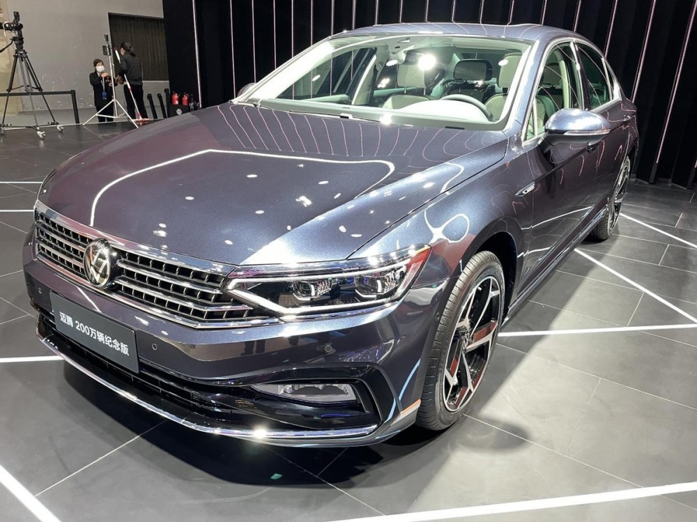 迟到的新款迈腾车展实拍大众迈腾200万辆纪念版较老款有何变化