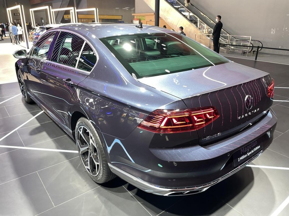 迟到的新款迈腾车展实拍大众迈腾200万辆纪念版较老款有何变化