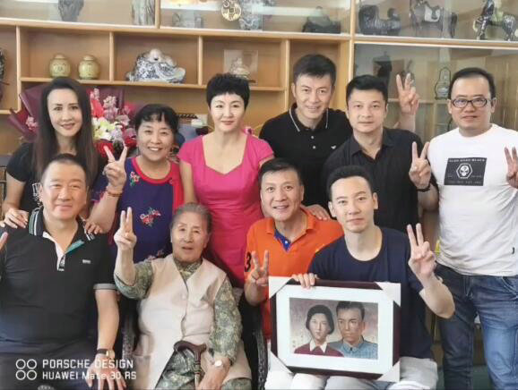 开国中将梁兴初夫人任桂兰逝世晚年撰写传记统领万岁军获赞誉