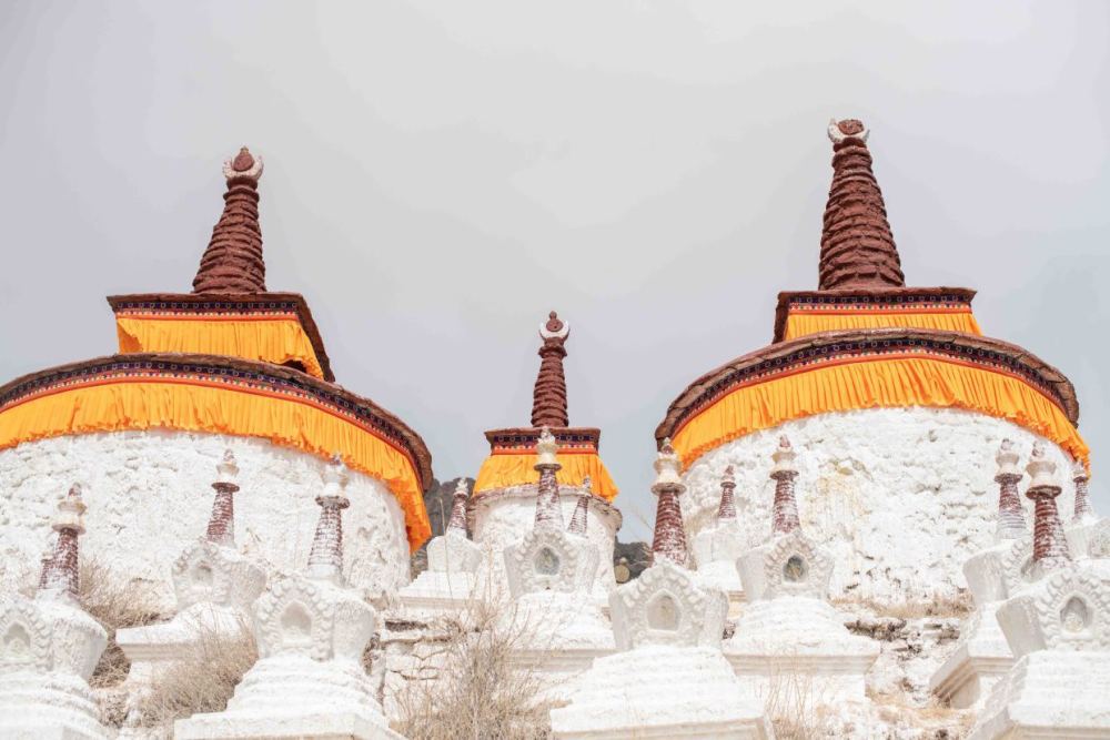 拉萨周边藏了一座尼姑寺,百座佛塔林立,纯白墙壁圣洁虔诚!_腾讯新闻