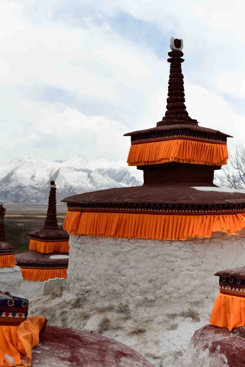 拉萨周边藏了一座尼姑寺,百座佛塔林立,纯白墙壁圣洁虔诚!_腾讯新闻