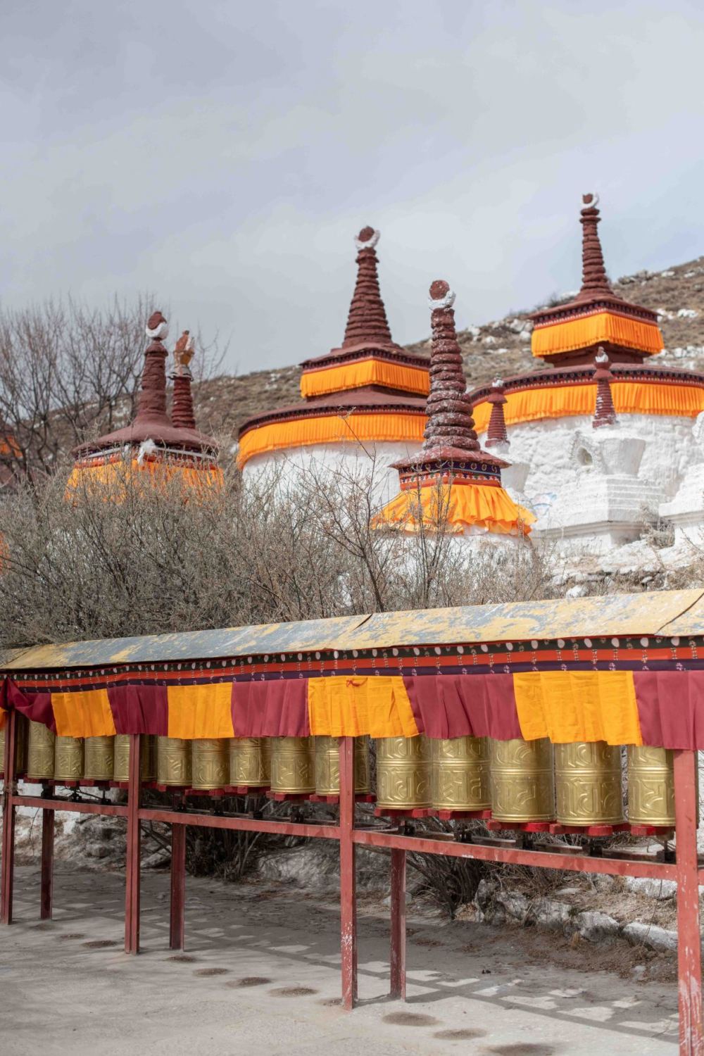 拉萨周边藏了一座尼姑寺,百座佛塔林立,纯白墙壁圣洁虔诚!_腾讯新闻