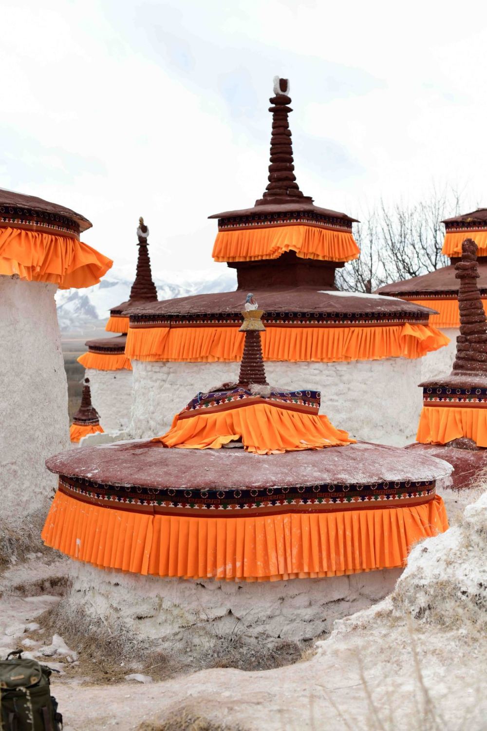 拉萨周边藏了一座尼姑寺,百座佛塔林立,纯白墙壁圣洁虔诚!_腾讯新闻