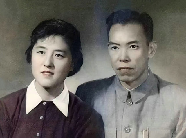 开国中将梁兴初夫人任桂兰逝世晚年撰写传记统领万岁军获赞誉