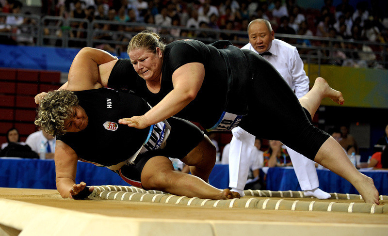 近年来,日本越来越多的女性参加相扑竞技,也呼吁将相扑纳入奥运会比赛