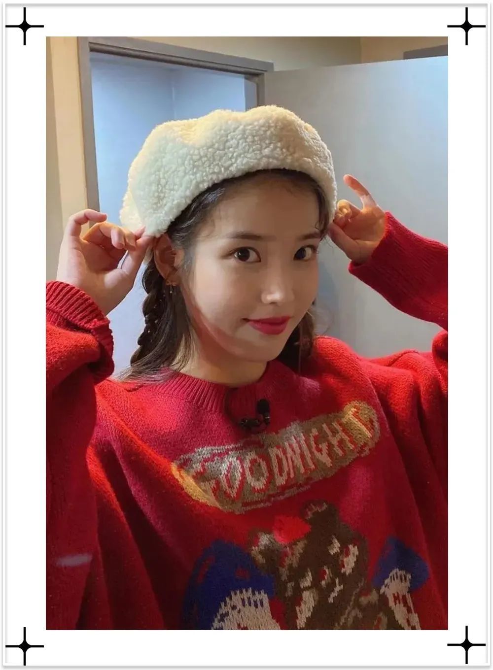 lisa 的镂空毛衣直接突出了她的优越身材.