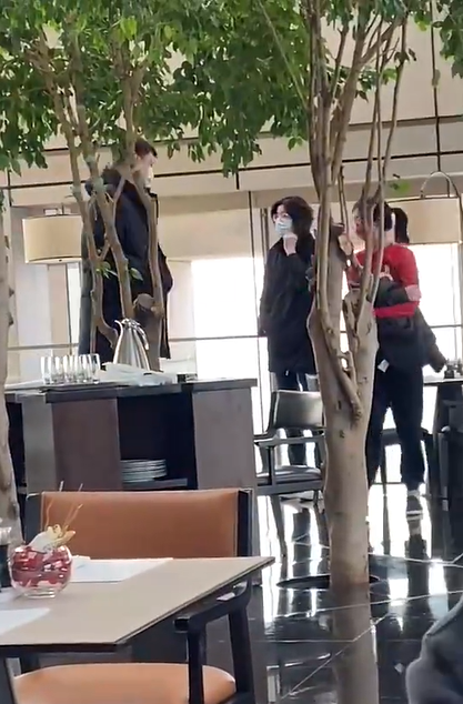 逆天！2米29新疆外援法尔双手抓篮网被裁判警告，无奈改扶篮筐休息2019年11月哪个领导人死了2023已更新(微博/哔哩哔哩)2019年11月哪个领导人死了