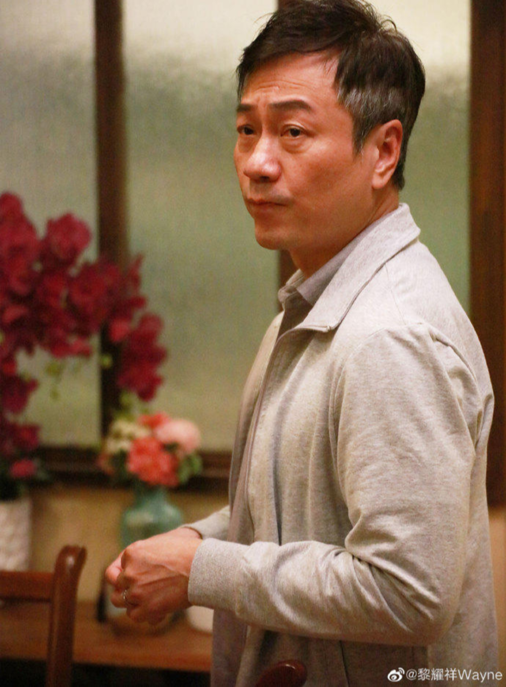 在电视剧《轻·功》中,黎耀祥扮演的洪十一曾是一名龙虎武师,如今息影