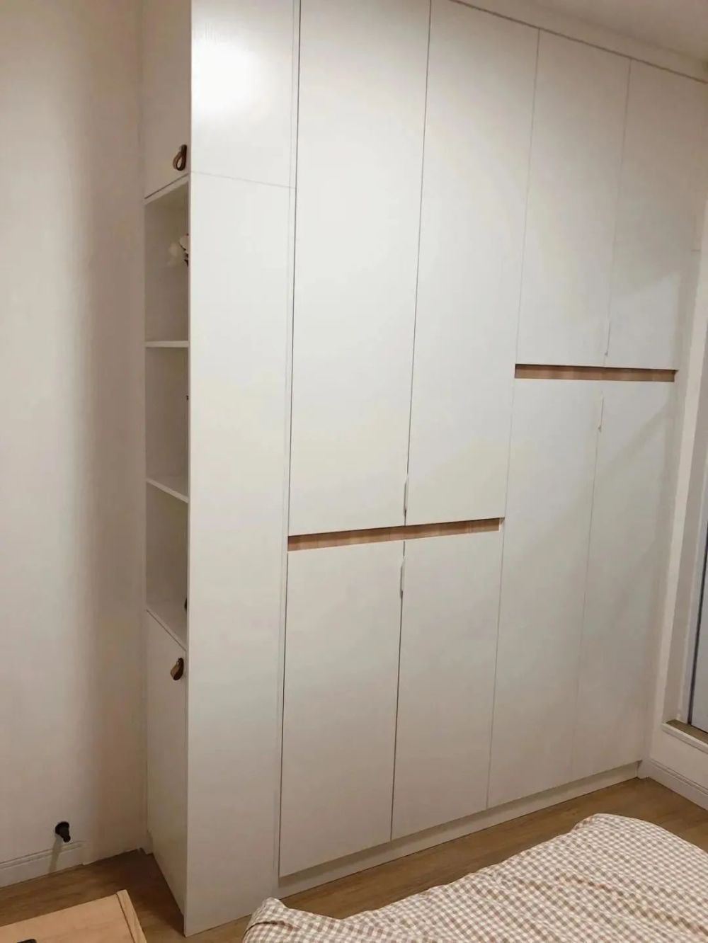 侧面设计了开放格,弥补了没有床头柜的问题,也能缓解开门见柜子的压抑