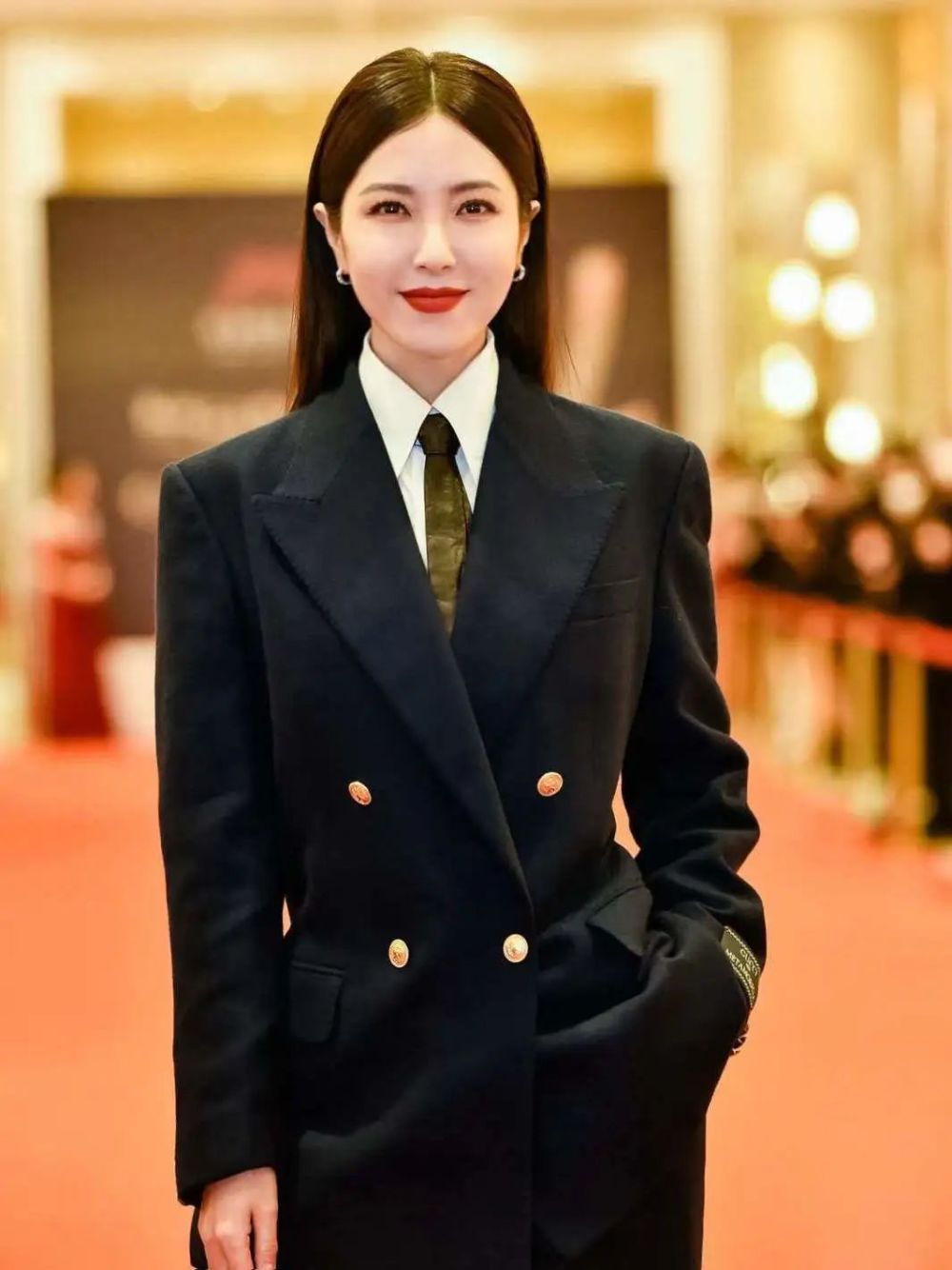 前不久在澳门国际电影节红毯上,曾黎穿着一身黑色西装,披肩直发有红唇
