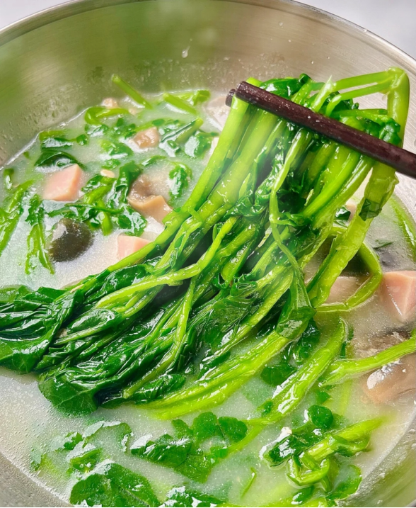 选购一些食材:选购好一小把西洋菜(西洋菜是南方常见的蔬菜,叶片和