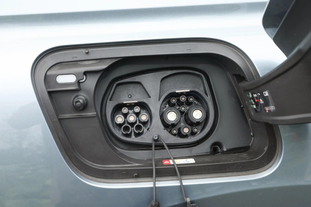 充电方面,奥迪q4 e-tron支持家充和直流快充,如果使用7.