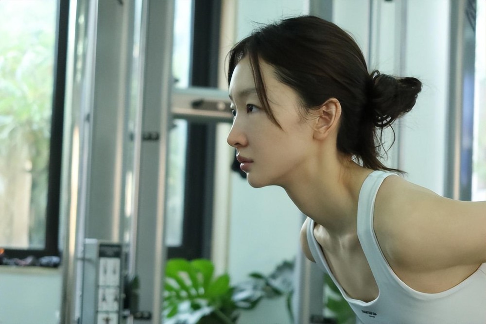 周冬雨晒健身照,扎起头发穿运动背心:不是眼睛小!是闭眼了_腾讯新闻