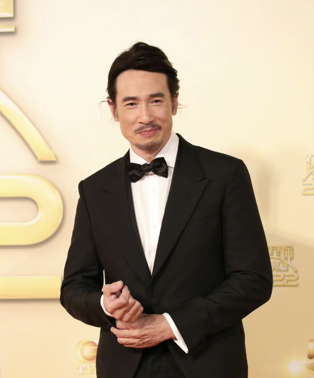 tvb颁奖:视帝陈山聪戴花好妖娆,李施嬅无缘视后,港姐造型辣眼_腾讯