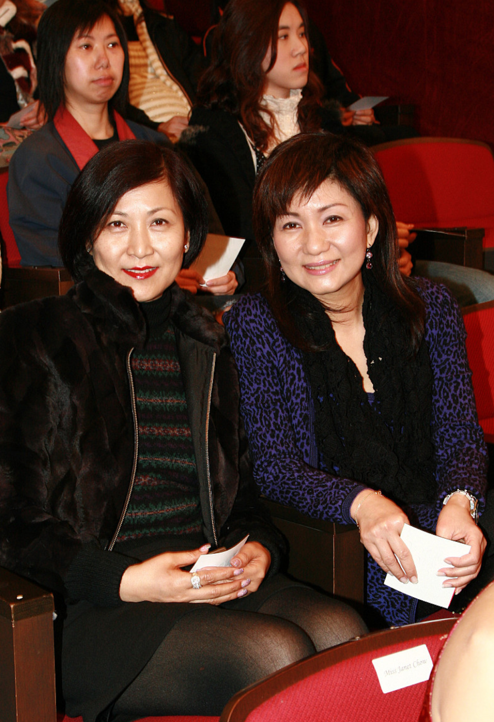 曾励珍上台的时候颇为感动,问曾志伟为什么骗她.