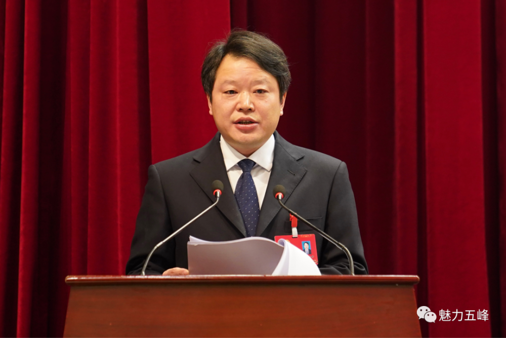 县委副书记,县长邓红静代表自治县人民政府,向大会作工作报告.