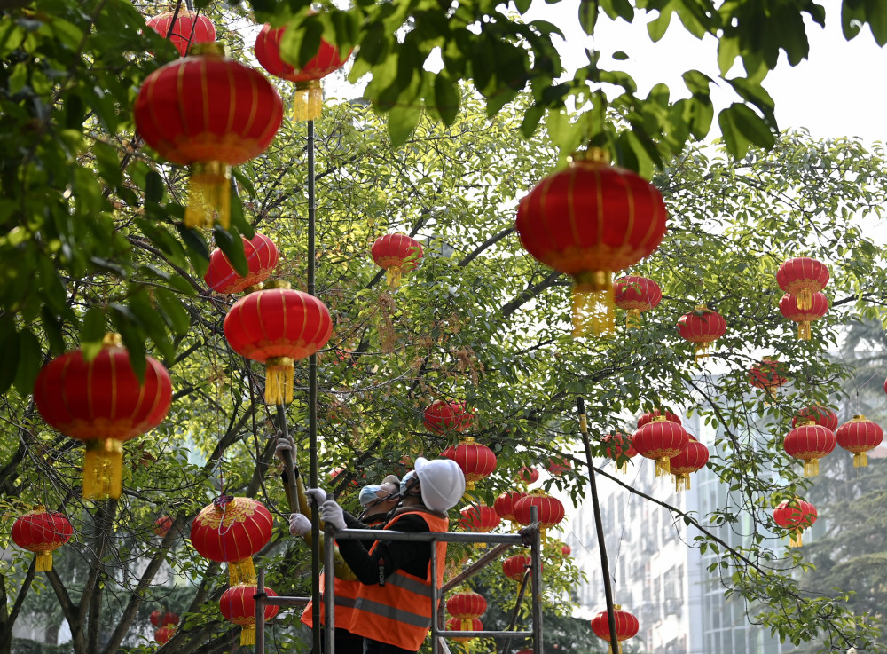 1月7日,工人在四川省南充市蓬安县城区街道悬挂红灯笼.