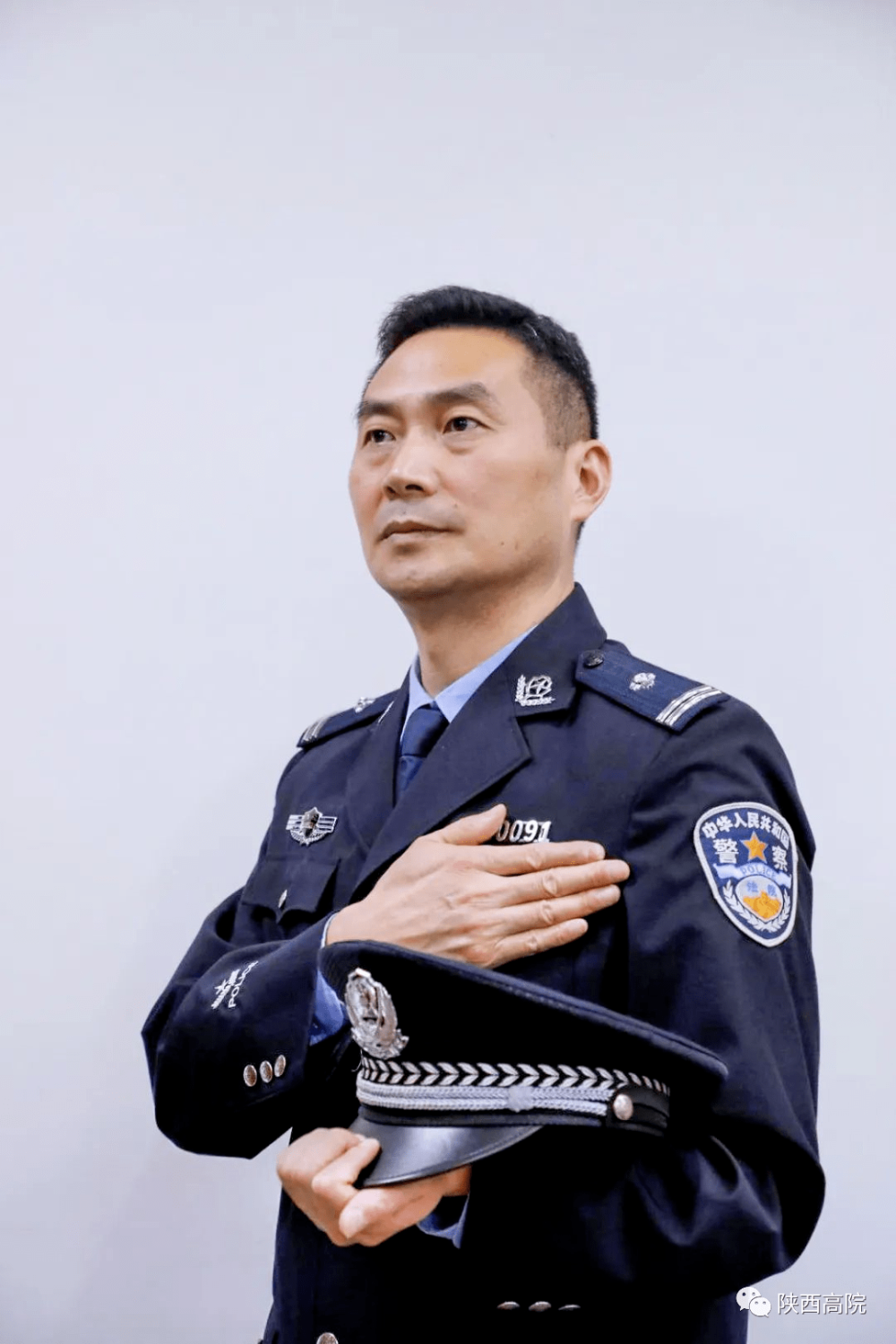 上圖:法院,檢察院司法警察,臂章和胸章分別為法院和檢察,警號為6