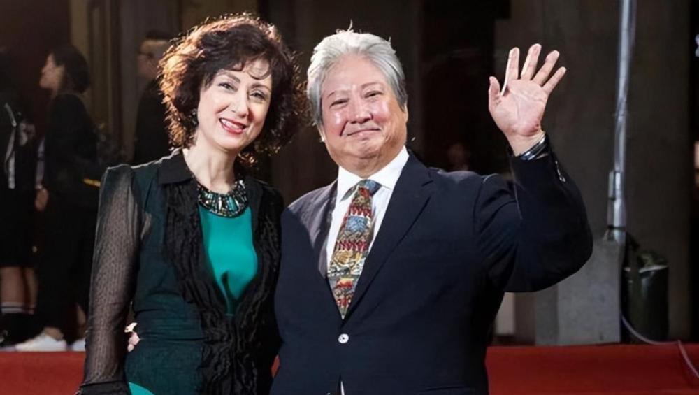 洪金宝73岁生日坐轮椅出镜,混血妻子风韵犹存,网友:不愧是港姐_腾讯