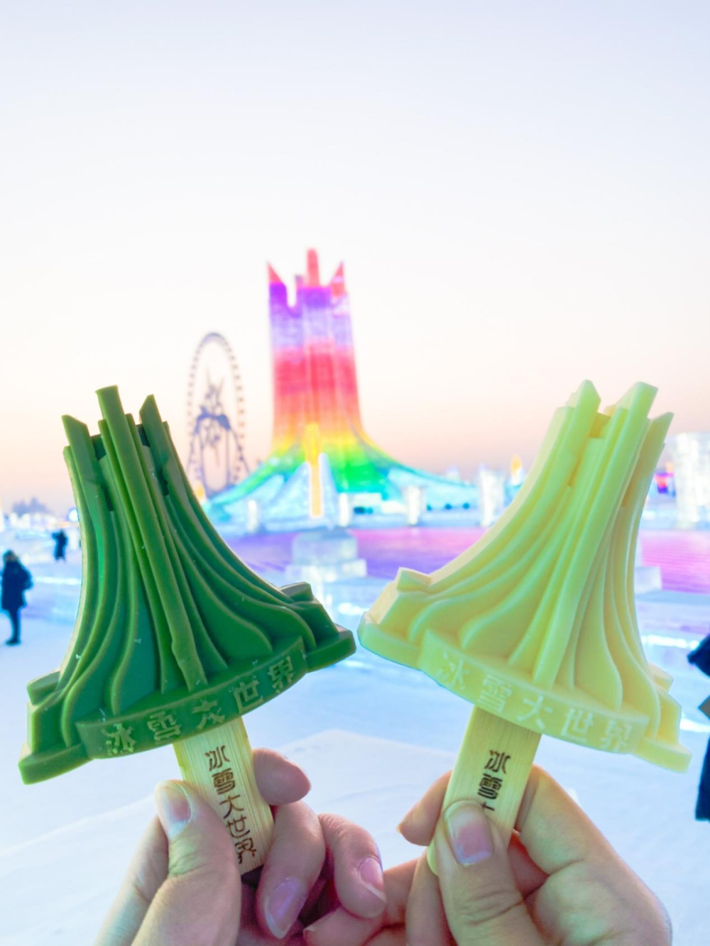 哈尔滨冰雪大世界推出童话风文创雪糕与游客共赴冰雪之约