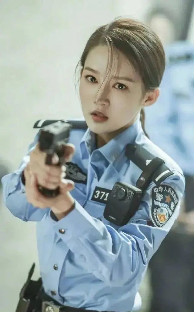 关晓彤的女警造型.杨幂在《暴风眼》中饰演国安警察.