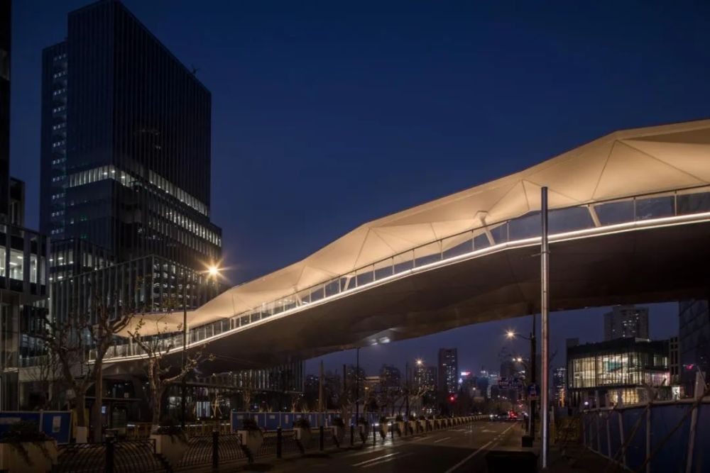 一期连廊按照核心区空间规划理念,以创造"游走于建筑丛林与城市森林间