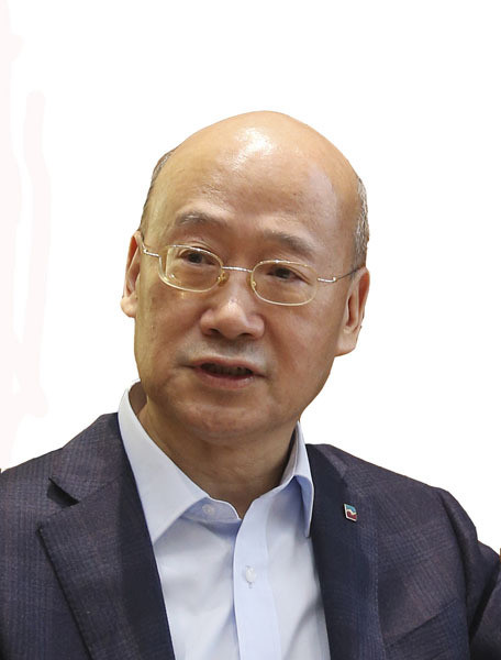 市人大代表 杨国平去年,大上海保卫战期间,大众集团承担了虹桥高铁站