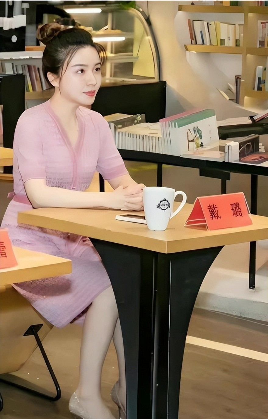 扬州副局长戴璐另类走红,年轻漂亮气质超凡,履历更是不一般_腾讯新闻