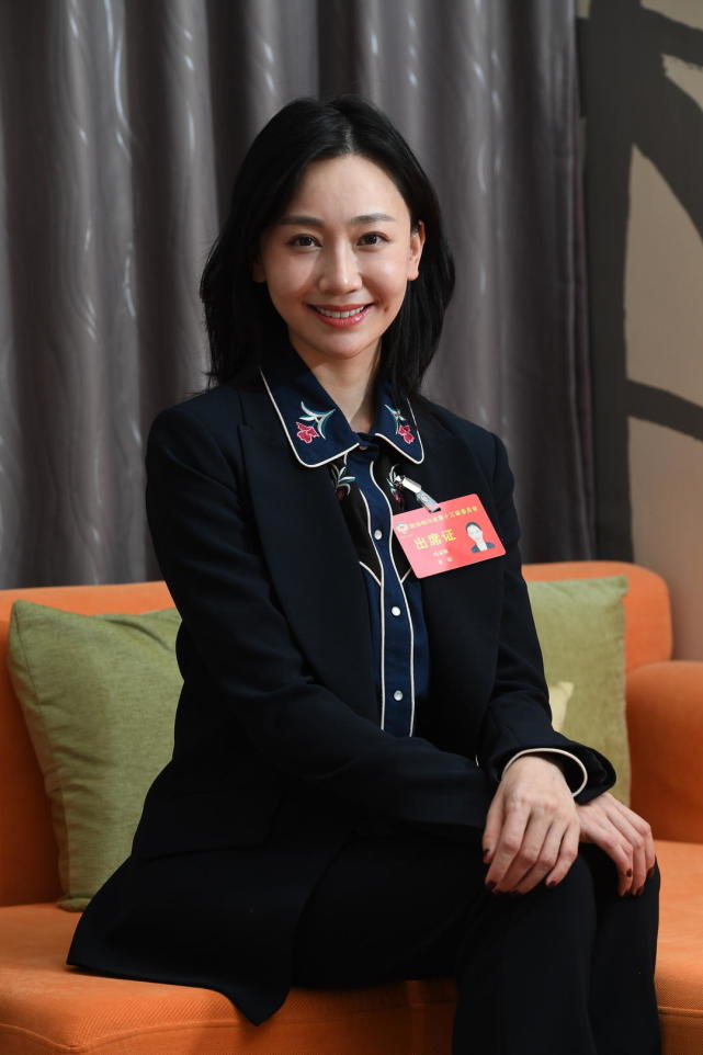 省政协委员冯家妹保护四川方言传承优秀地方文化丨代表委员在这里