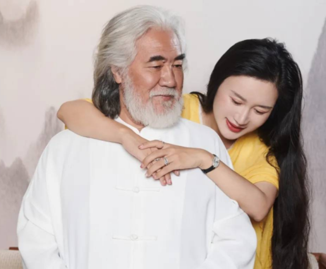 圈中5对年龄差大的夫妻:77岁凌峰独自一人在国外养老,韦唯养3娃