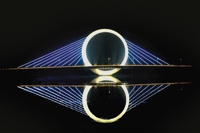 生活在郑州的小伙伴最近应该注意到了,位于经开区的"戒指桥"换新颜啦!