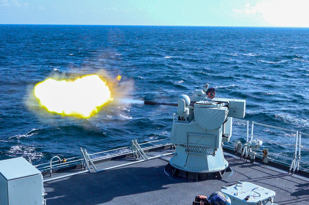 海军第42批护航编队开展实弹射击训练