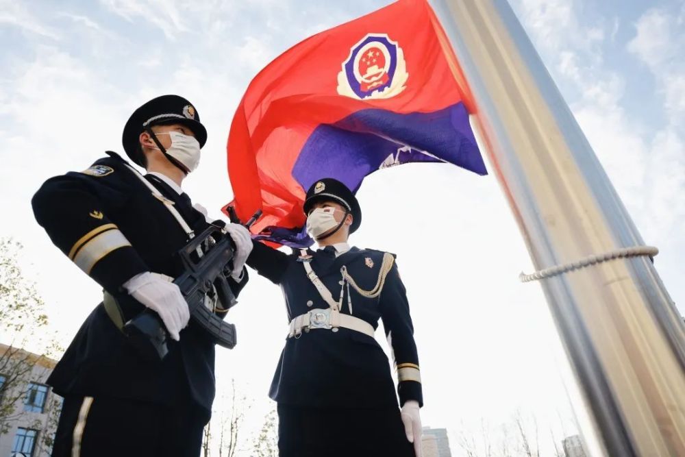 警察节丨向警旗敬礼!_腾讯新闻