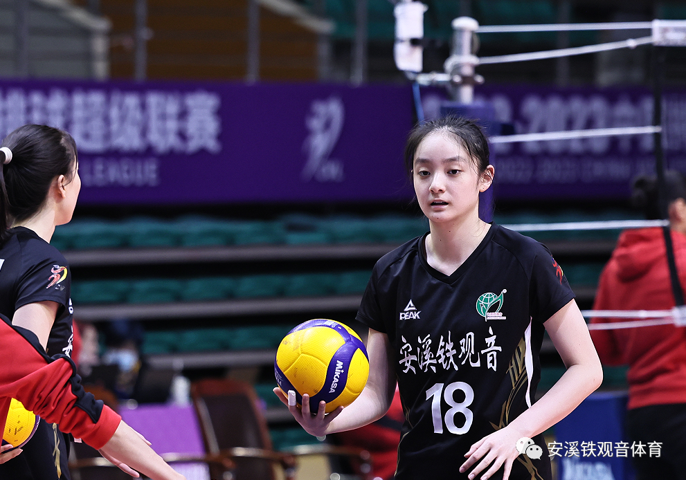 郑益昕改打接应之后,沈泽把1米88的叶佳婧放在了主攻位置,搭档庄宇珊